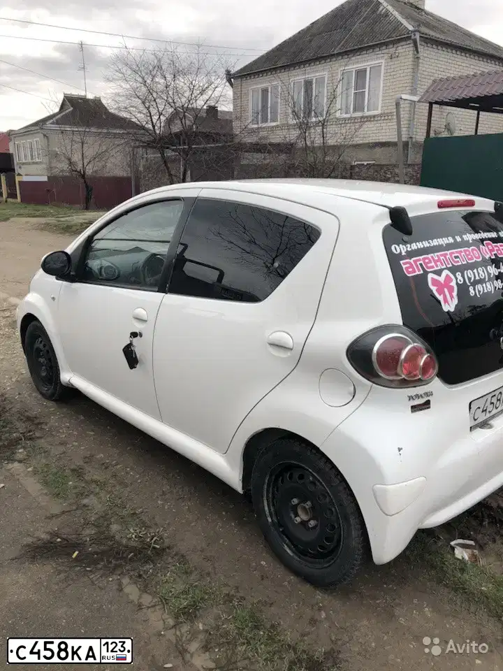 Фото автомобиля TOYOTA AYGO, 2009 — госномер С458КА123. Цвет: Белый