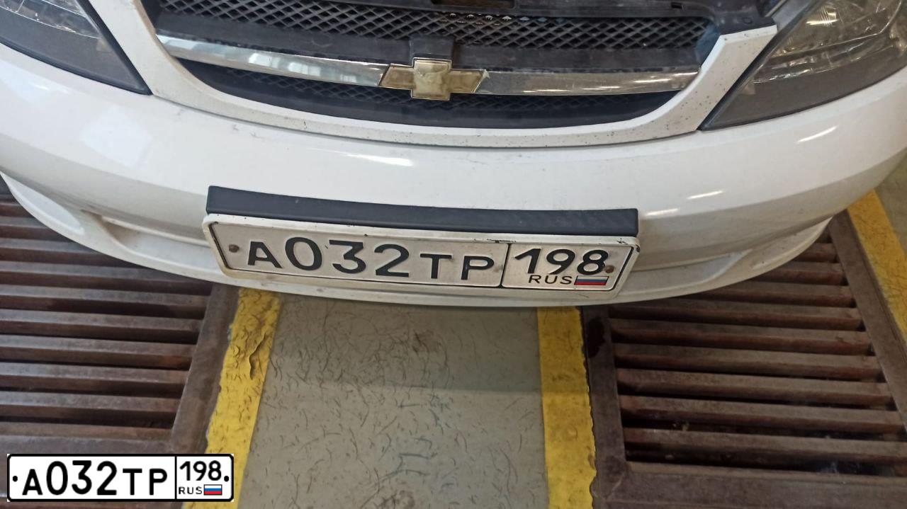 Фото автомобиля CHEVROLET LACETTI, 2012 — госномер А032ТР198. Цвет: Белый