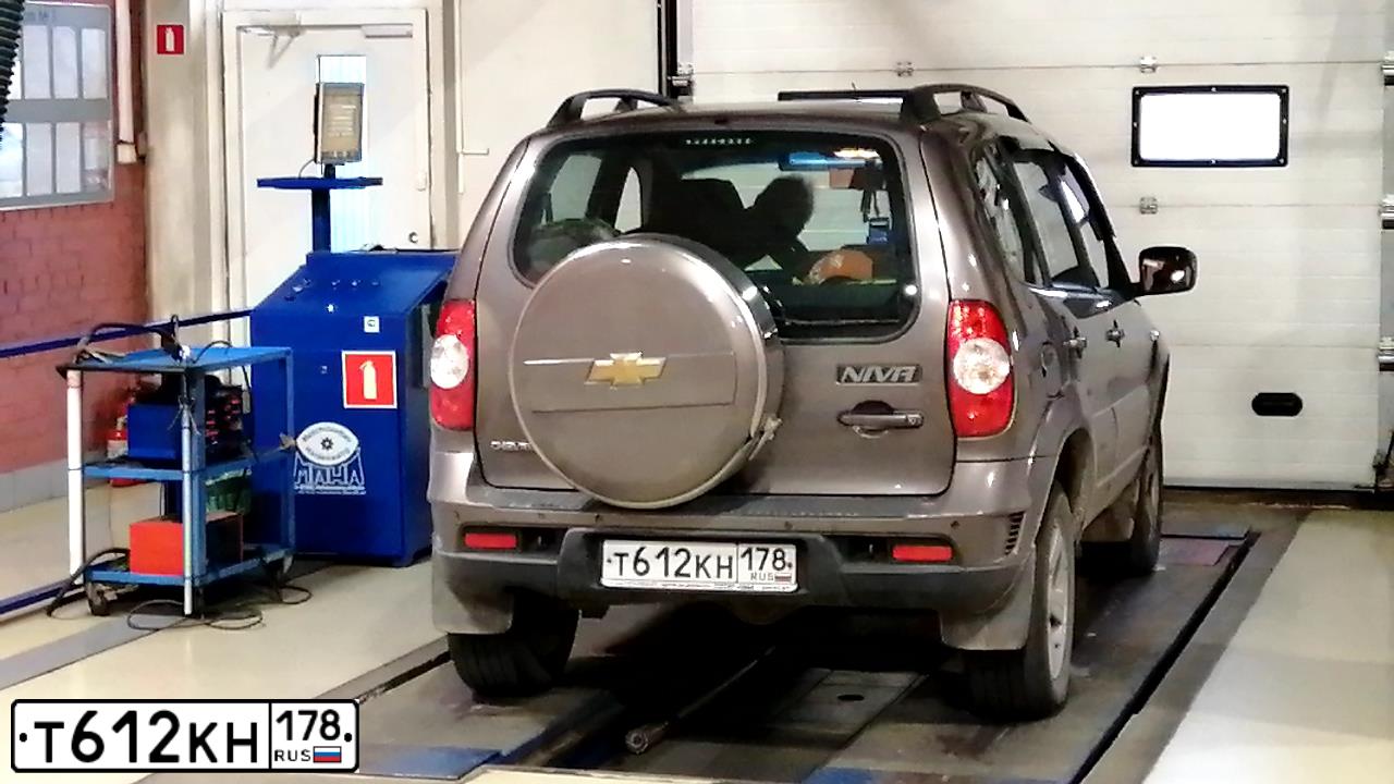 Фото автомобиля CHEVROLET NIVA, 2015 — госномер Н490АН198. Цвет: Светло-коричневый металлик