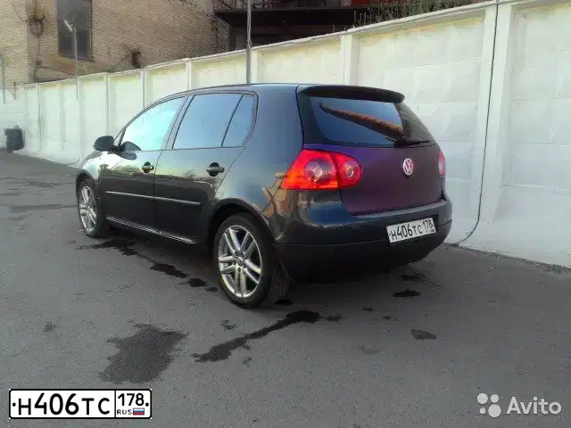 Фото автомобиля VOLKSWAGEN GOLF, 2004 — госномер Е031РМ53. Цвет: Серо-Синий