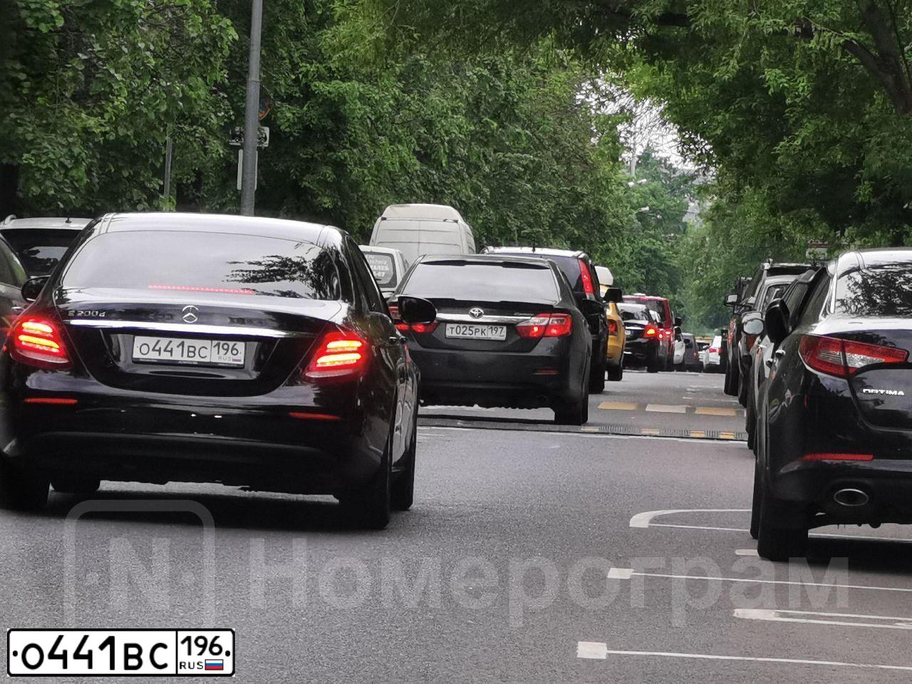 Фото автомобиля MERCEDES E-KLASSE, 2018 — госномер О441ВС196. Цвет: ЧЕРНЫЙ