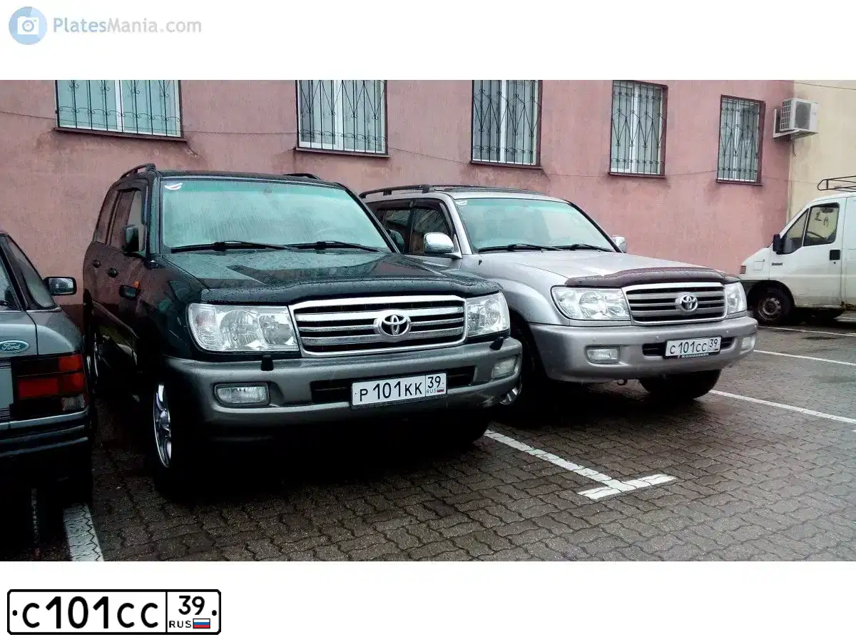 Фото автомобиля TOYOTA LANDCRUISER, 2000 — госномер С101СС39. Цвет: Серебристый