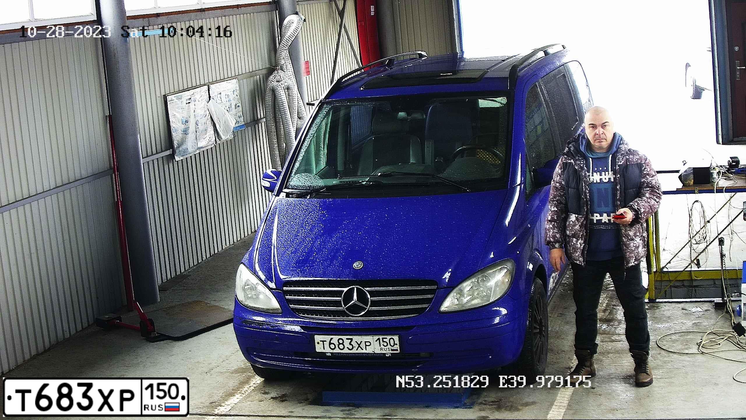 Фото автомобиля MERCEDES-BENZ VIANO, 2005 — госномер Р225ОТ48. Цвет: синий