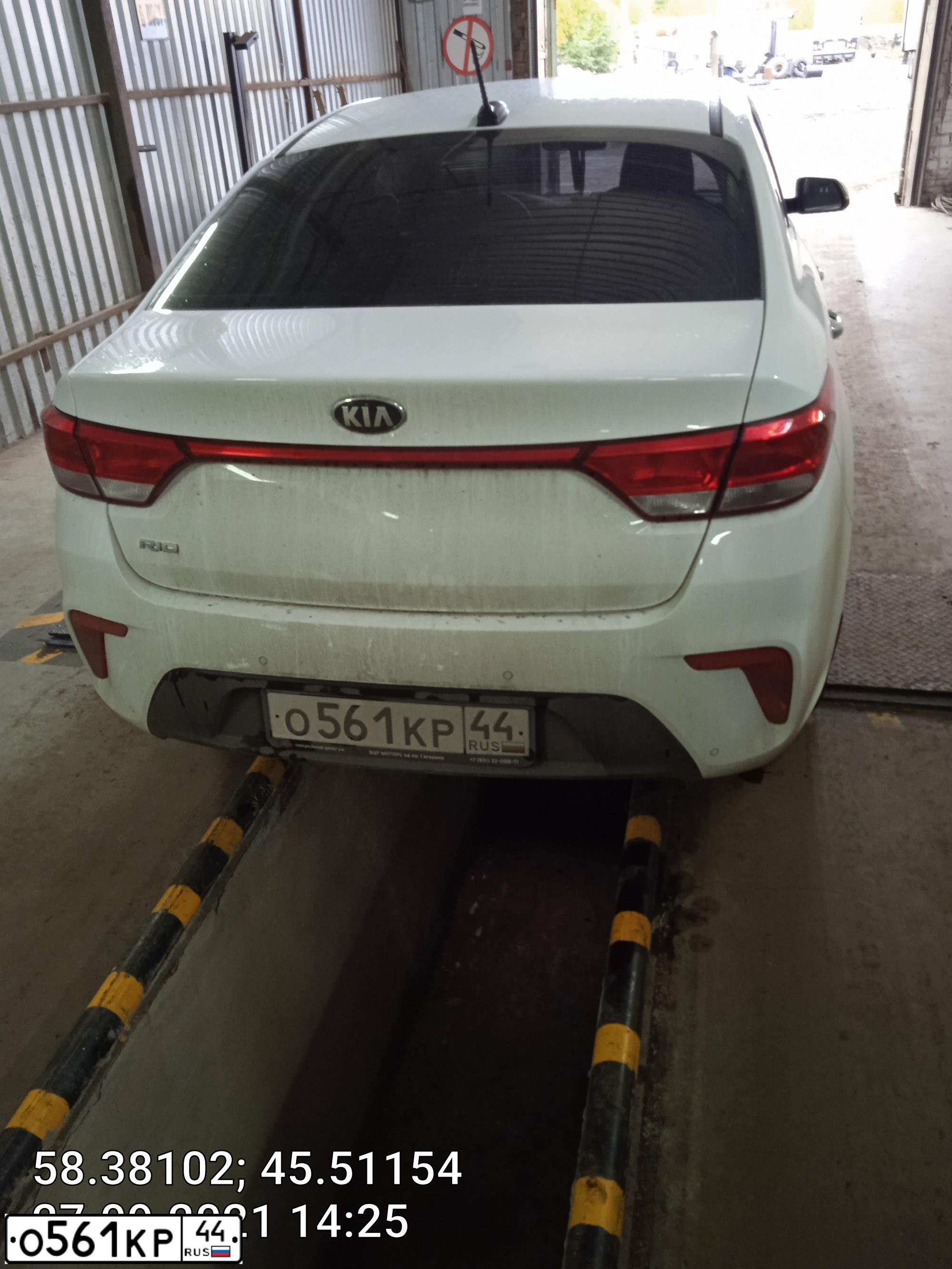 Фото автомобиля KIA RIO, 2017 — госномер О561КР44. Цвет: БЕЛЫЙ
