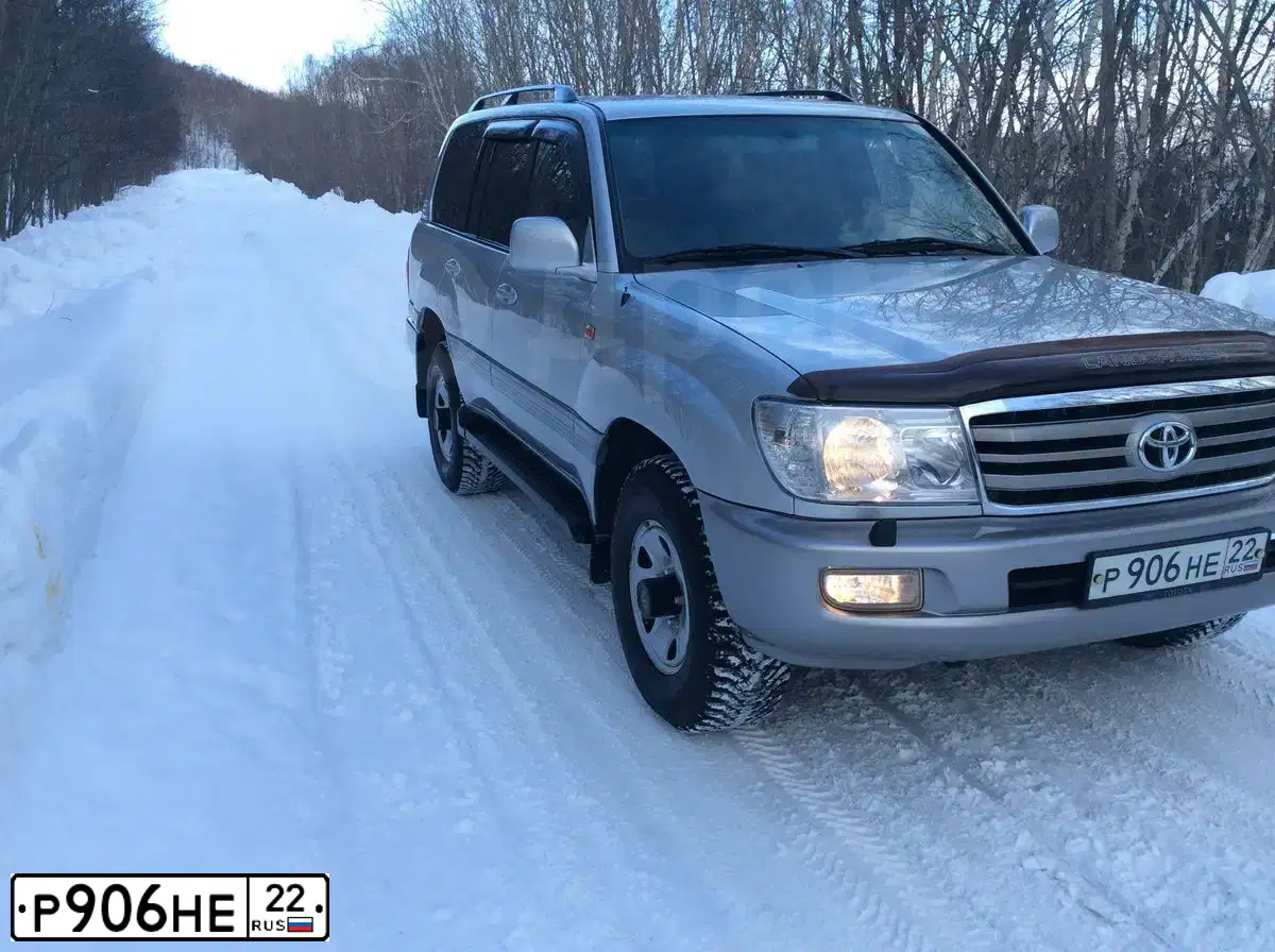 Фото автомобиля TOYOTA LANDCRUISER, 2006 — госномер В800АН41. Цвет: серебристый