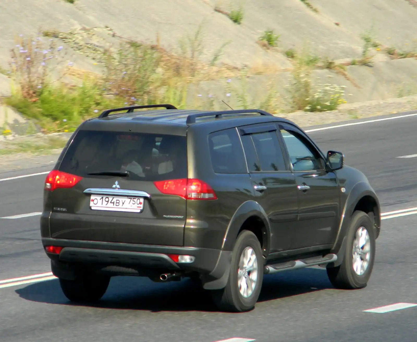 Фото автомобиля MITSUBISHI PAJERO SPORT, 2013 — госномер К486МН790. Цвет: Коричневый