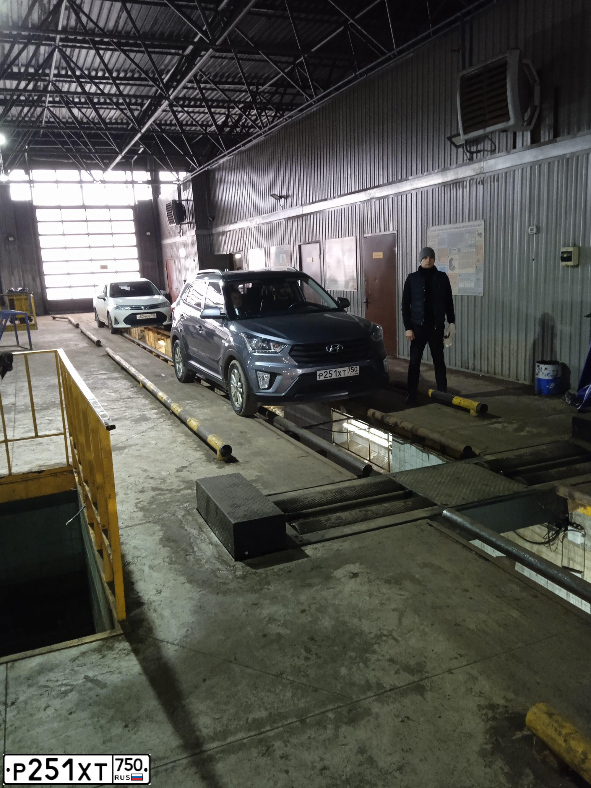 Фото автомобиля HYUNDAI CRETA, 2019 — госномер С021УТ790. Цвет: СЕРЫЙ