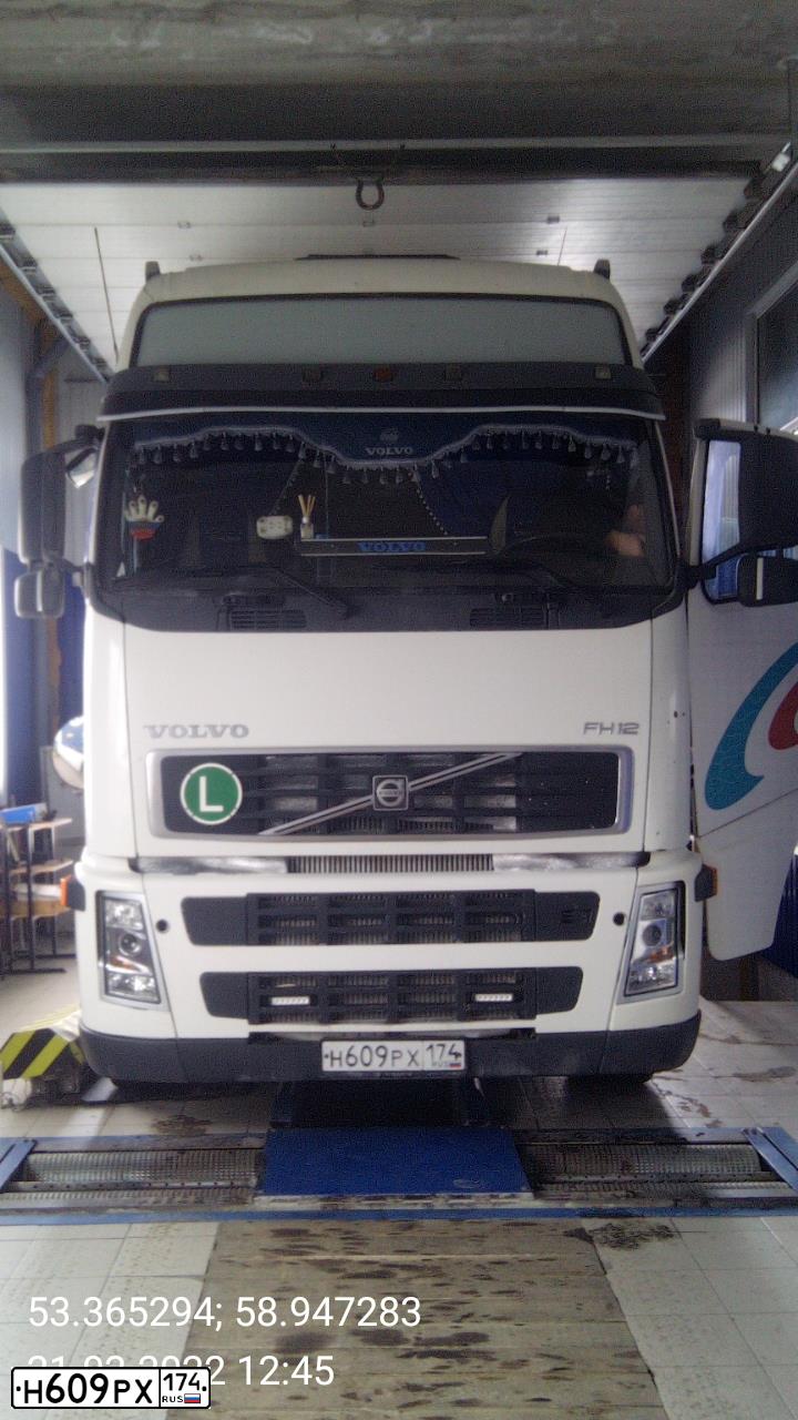 Фото автомобиля VOLVO SERIE FH /4X2/, 2003 — госномер Н609РХ174. Цвет: БЕЛЫЙ