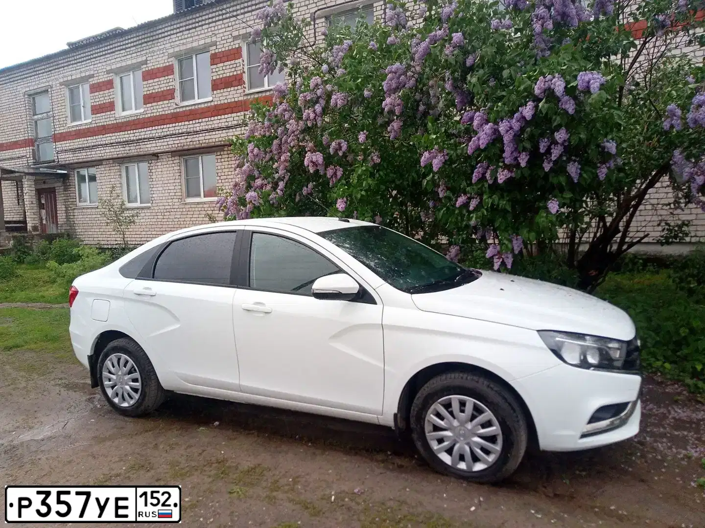 Фото автомобиля LADA VESTA, 2019 — госномер Р357УЕ152. Цвет: БЕЛЫЙ