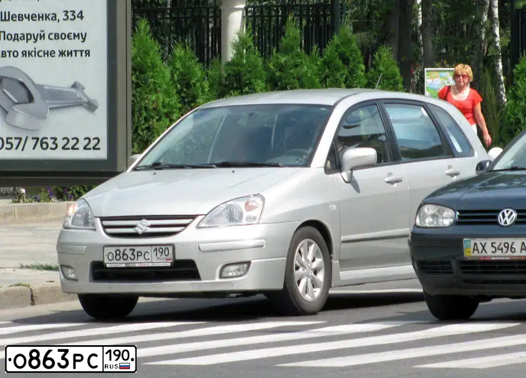 Фото автомобиля SUZUKI LIANA, 2004 — госномер О863РС190. Цвет: СЕРЕБРИСТЫЙ