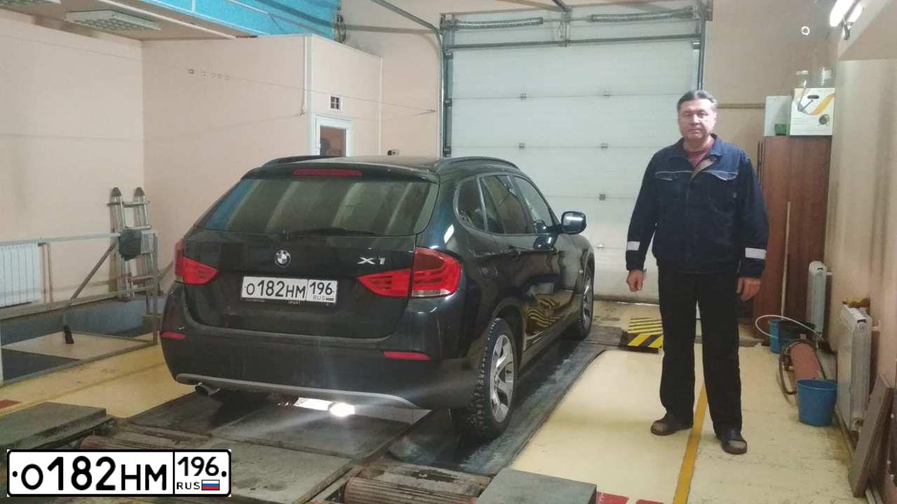 Фото автомобиля BMW X1, 2012 — госномер О182НМ196. Цвет: ЧЕРНЫЙ