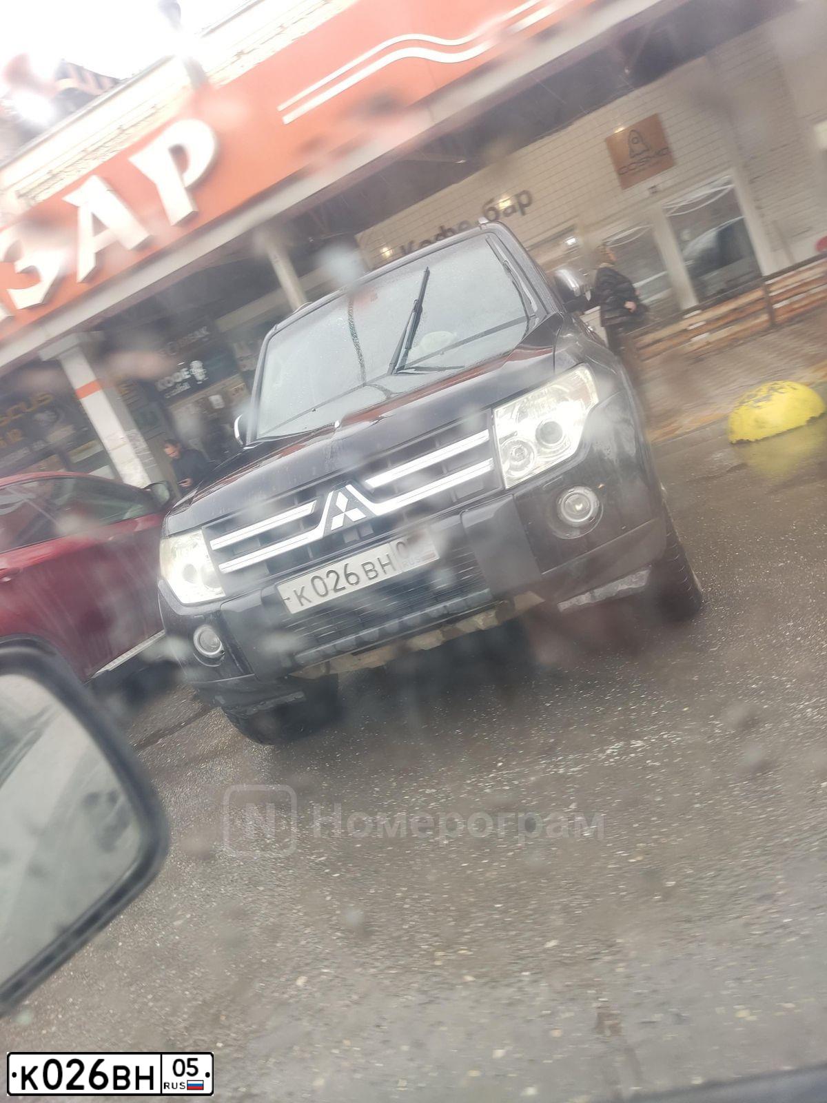 Фото автомобиля MITSUBISHI PAJERO, 2007 — госномер К026ВН05. Цвет: ЧЕРНЫЙ