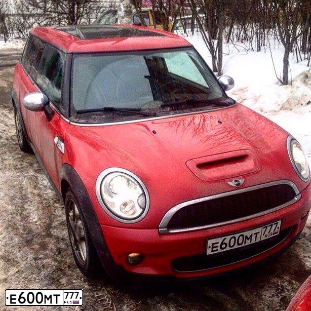 Фото автомобиля MINI МИНИ КУПЕР S СLUВМАN, 2008 — госномер О399НТ199. Цвет: КРАСНЫЙ