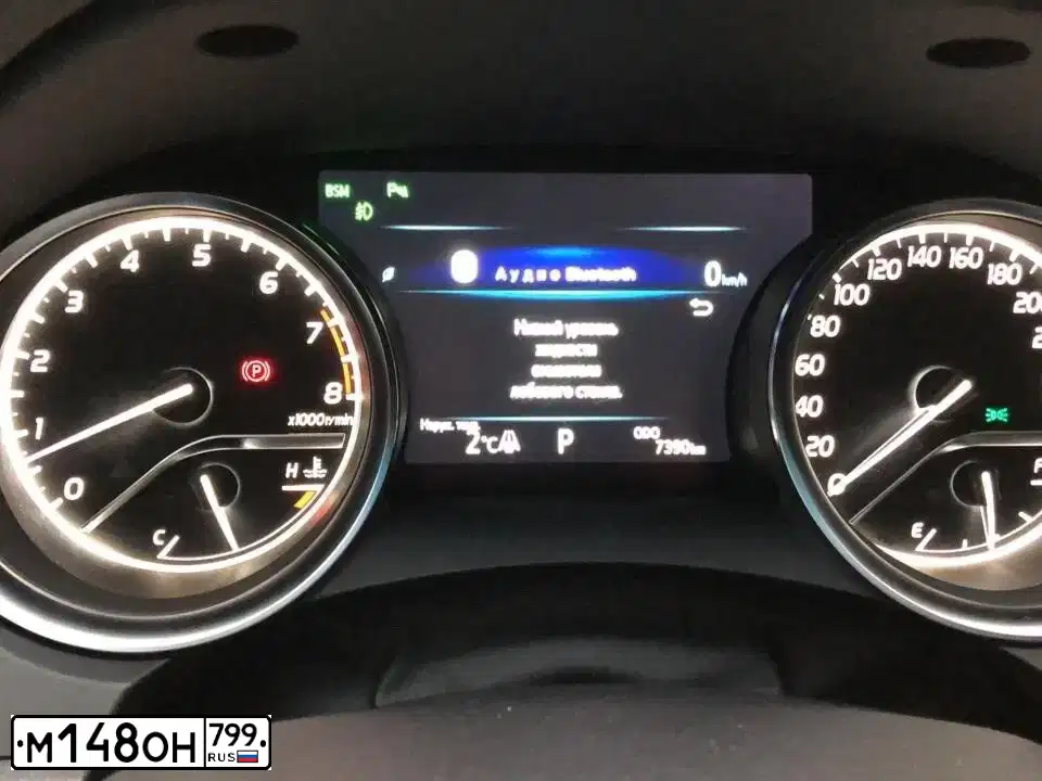Фото автомобиля TOYOTA CAMRY, 2019 — госномер Е500НО126. Цвет: БЕЛЫЙ ПЕРЛАМУТР