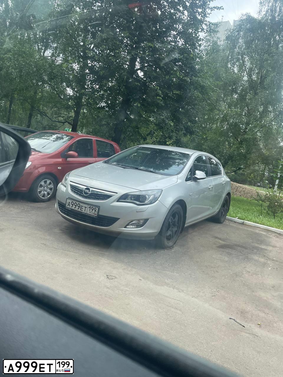 Фото автомобиля INFINITI Q50, 2014 — госномер А254НС799. Цвет: Белый