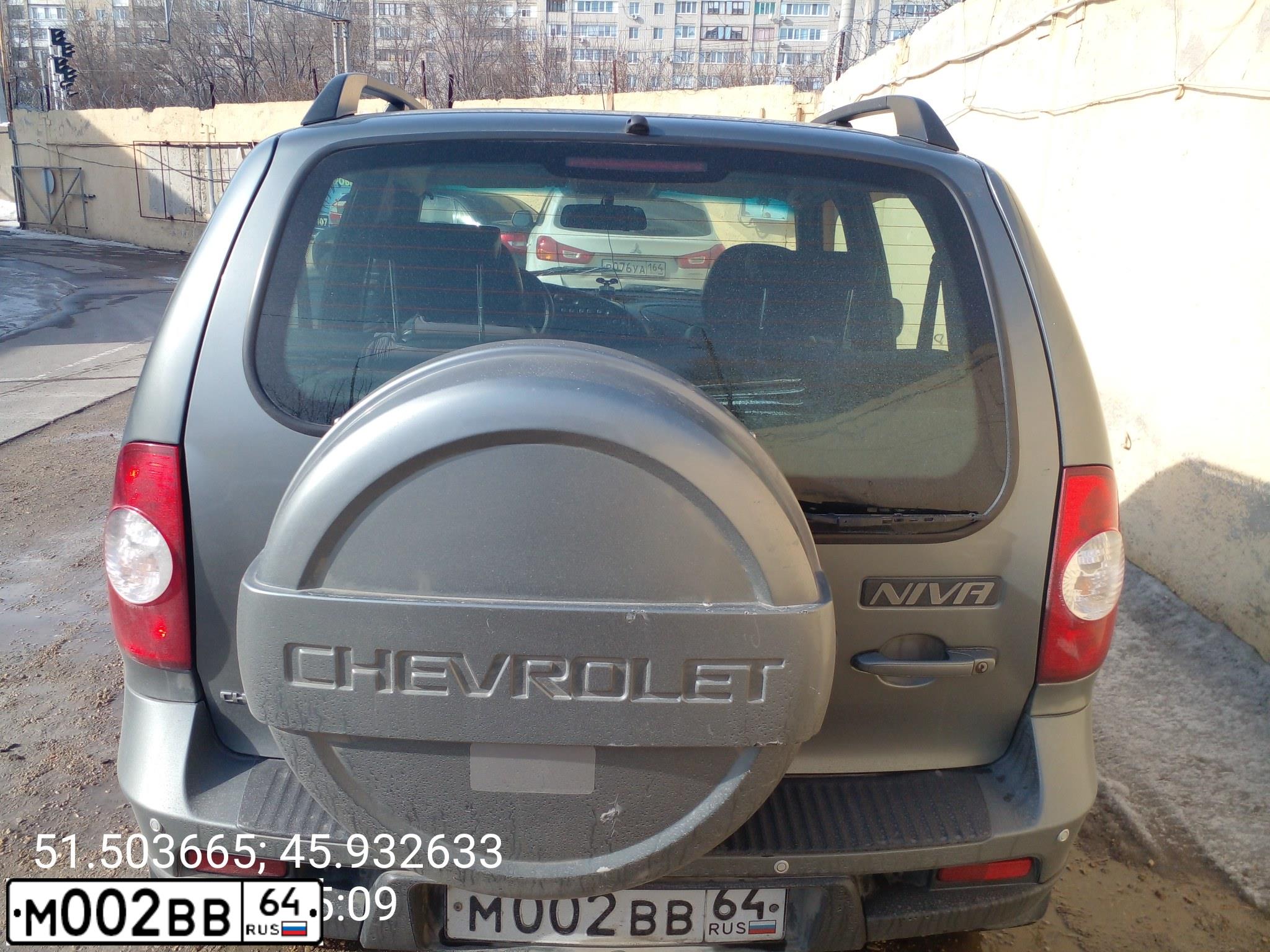 Фото автомобиля JEEP LIBERTY, 2002 — госномер М002ВВ64. Цвет: СИНИЙ