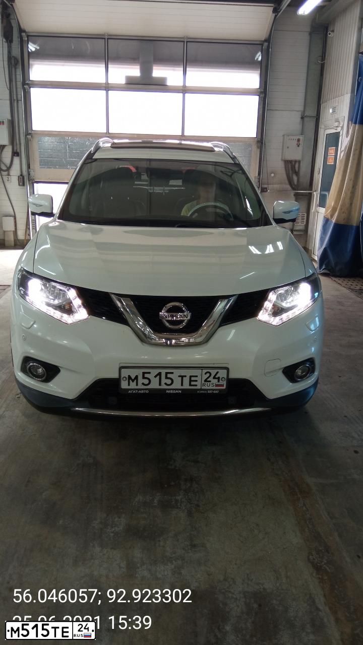 Фото автомобиля NISSAN X-TRAIL, 2017 — госномер С480ВК138. Цвет: БЕЛЫЙ
