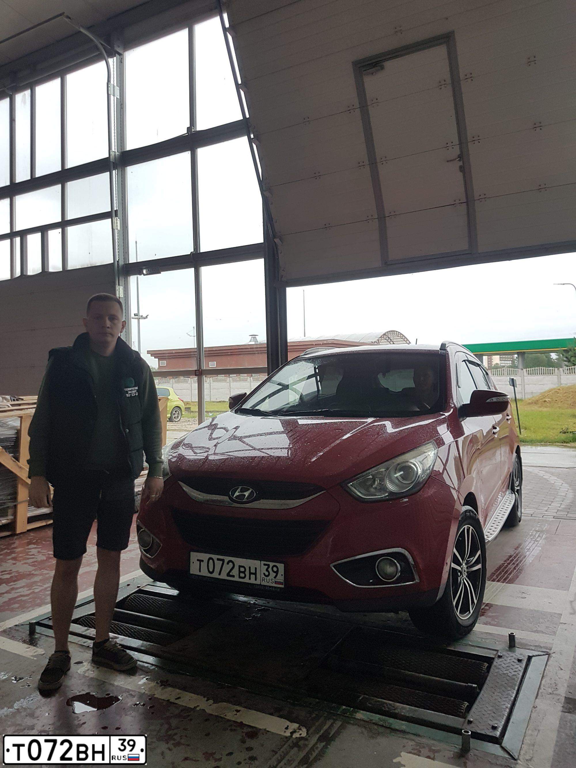Фото автомобиля HYUNDAI IX35, 2012 — госномер Н700ОН72. Цвет: Красный
