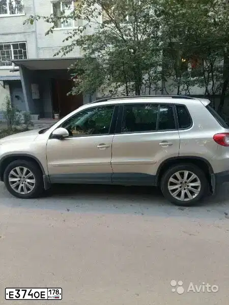 Фото автомобиля VOLKSWAGEN TIGUAN, 2011 — госномер Н348МА21. Цвет: СЕРЕБРИСТО ЖЕЛТЫЙ