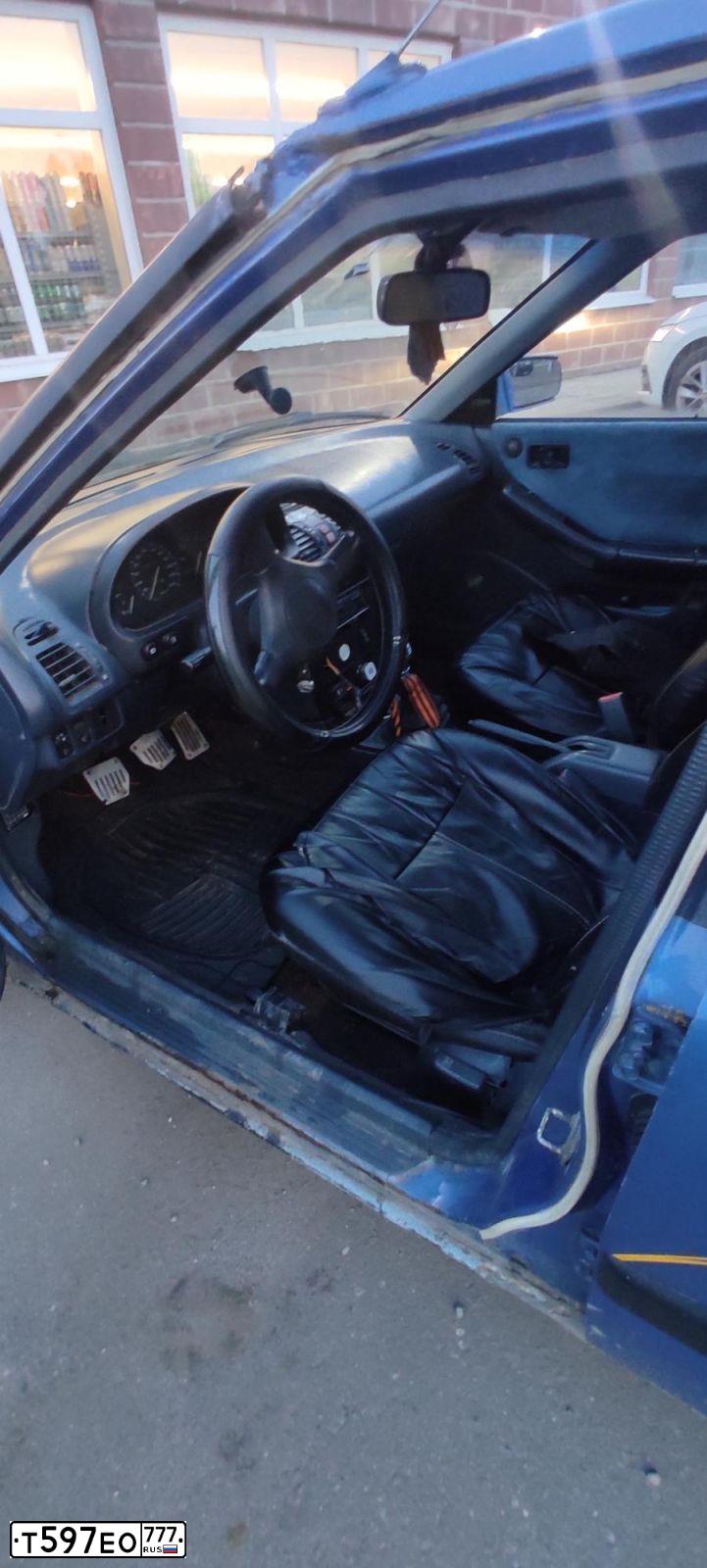 Фото автомобиля MAZDA 323, 1991 — госномер Р282ТА60. Цвет: СИНИЙ