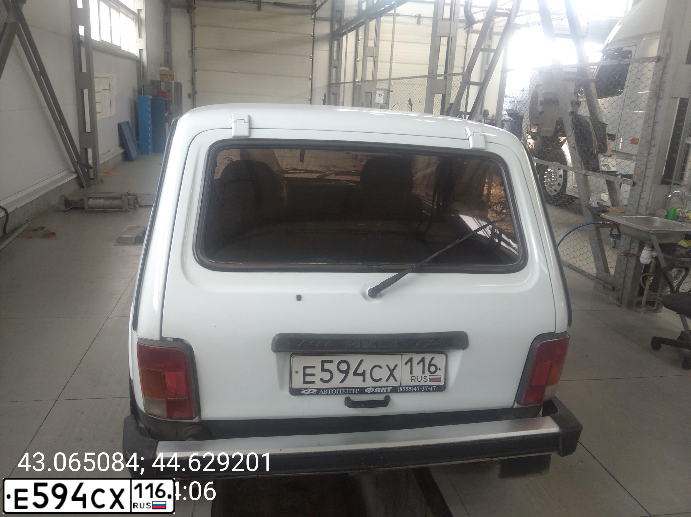 Фото автомобиля LADA 2121 NIVA, 2001 — госномер М888КА16. Цвет: ЯРКО-БЕЛЫЙ
