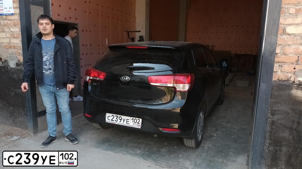 Фото автомобиля KIA RIO, 2016 — госномер М683КЕ702. Цвет: ЧЕРНЫЙ