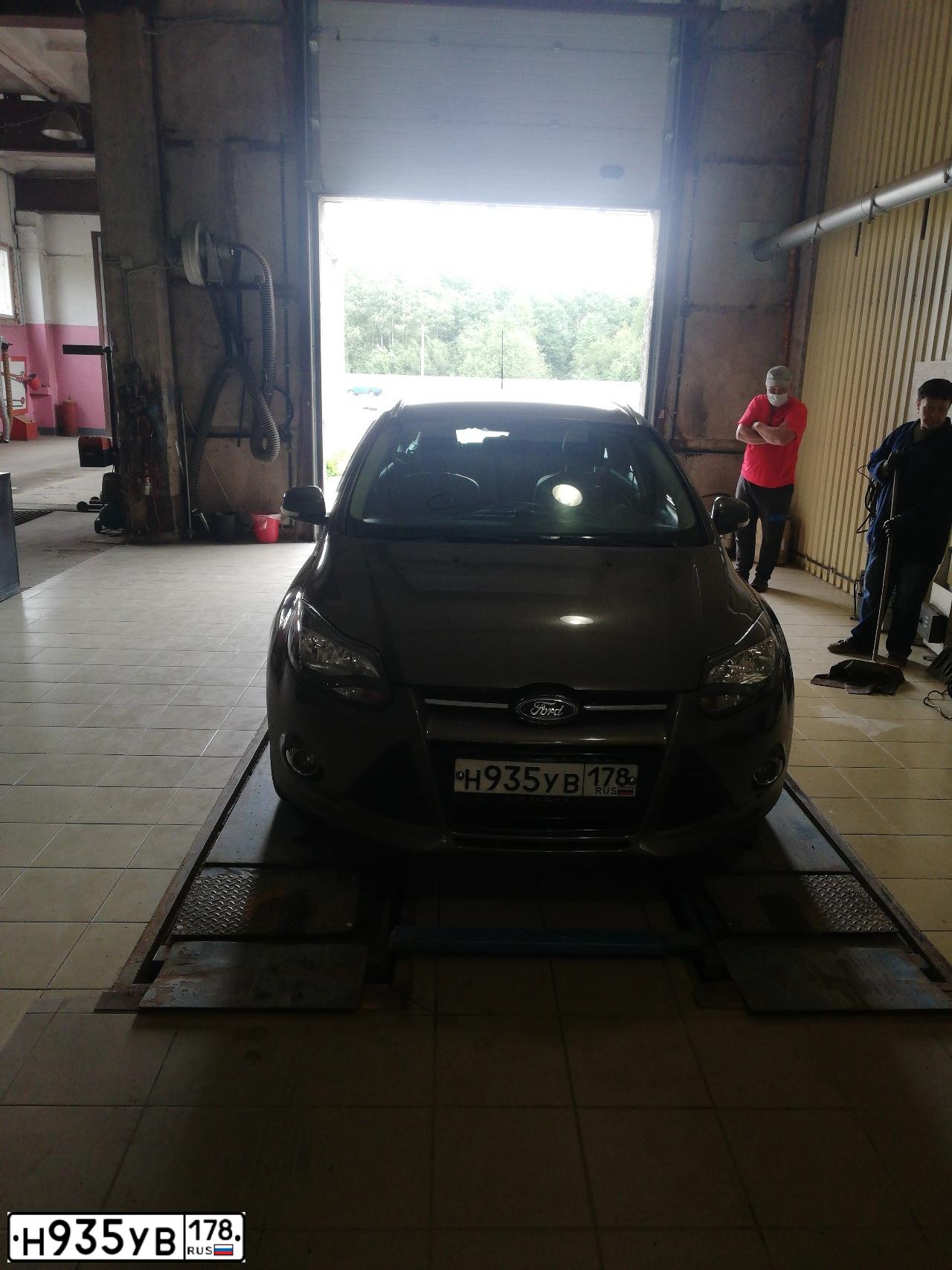 Фото автомобиля FORD FOCUS, 2013 — госномер Н935УВ178. Цвет: СЕРО-КОРИЧНЕВЫЙ