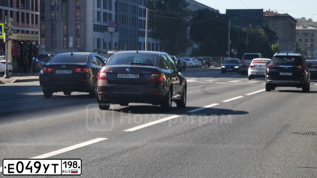 Фото автомобиля SKODA OCTAVIA, 2020 — госномер Е049УТ198. Цвет: Коричневый