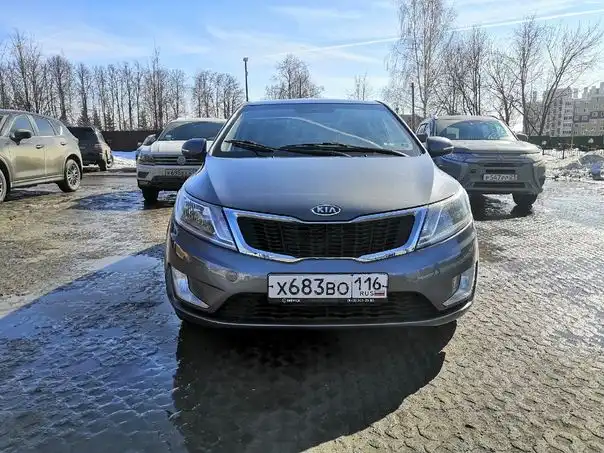 Фото автомобиля KIA RIO, 2012 — госномер К561УВ21. Цвет: СЕРЫЙ