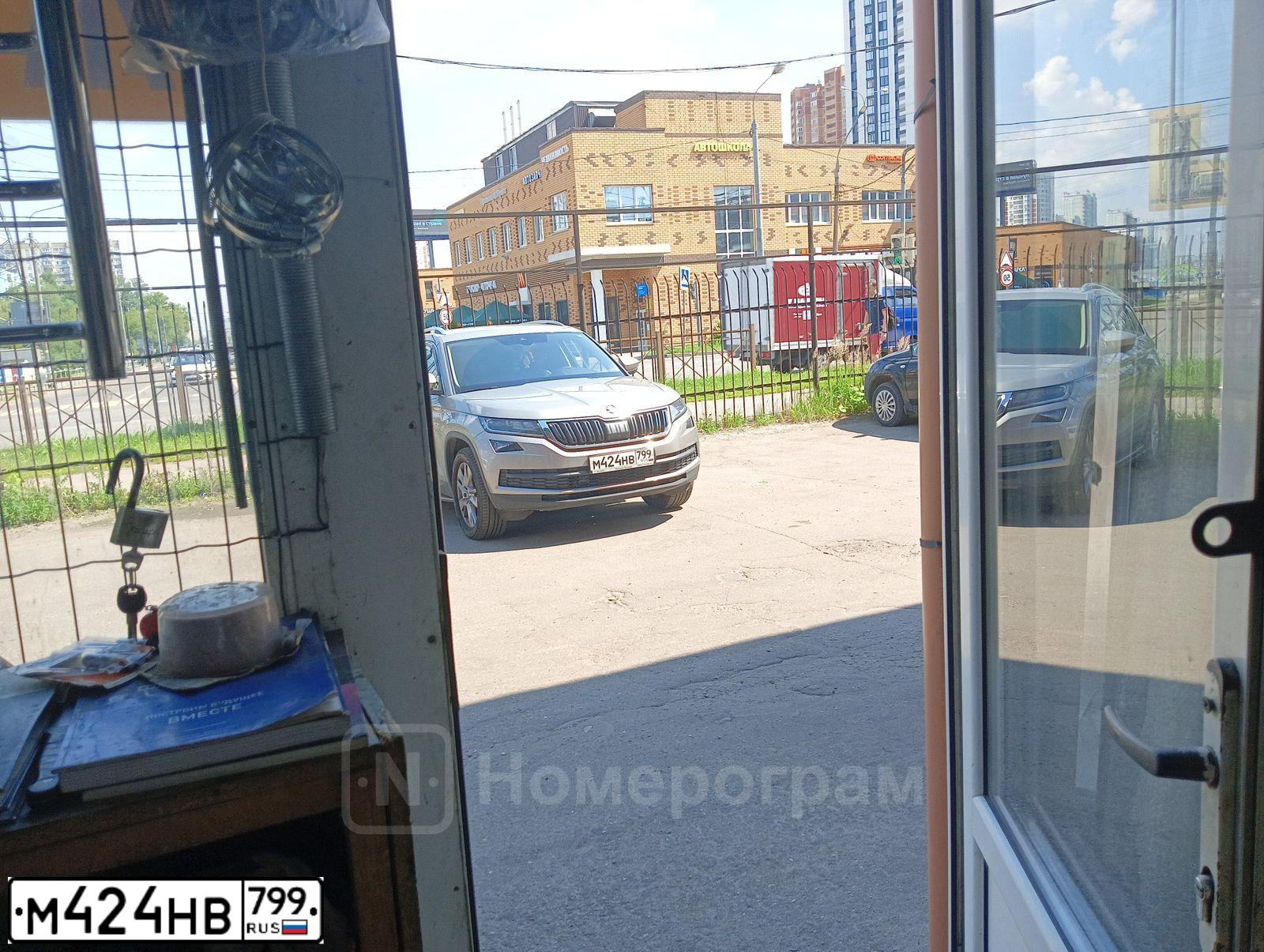 Фото автомобиля SKODA KODIAQ, 2018 — госномер М424НВ799. Цвет: БЕЖЕВЫЙ
