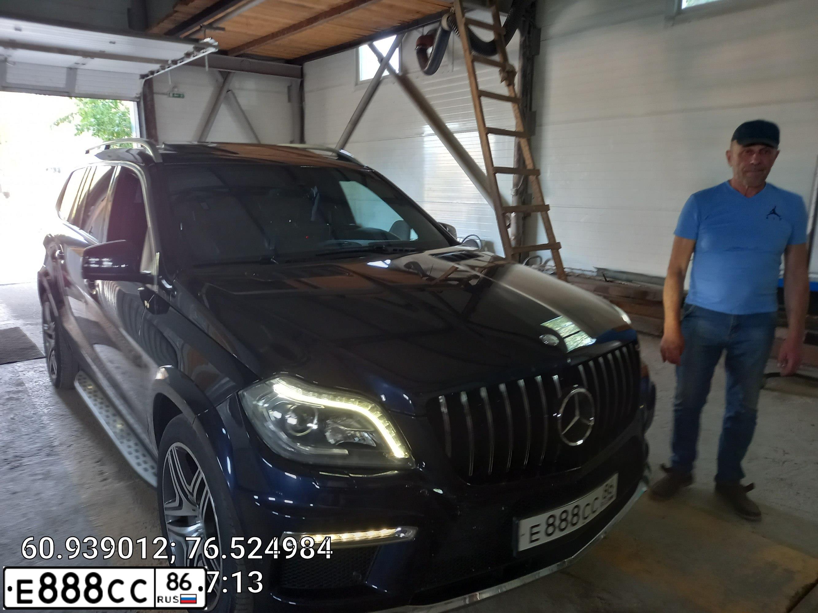 Фото автомобиля MERCEDES GL-KLASSE, 2014 — госномер Е888СС86. Цвет: синий