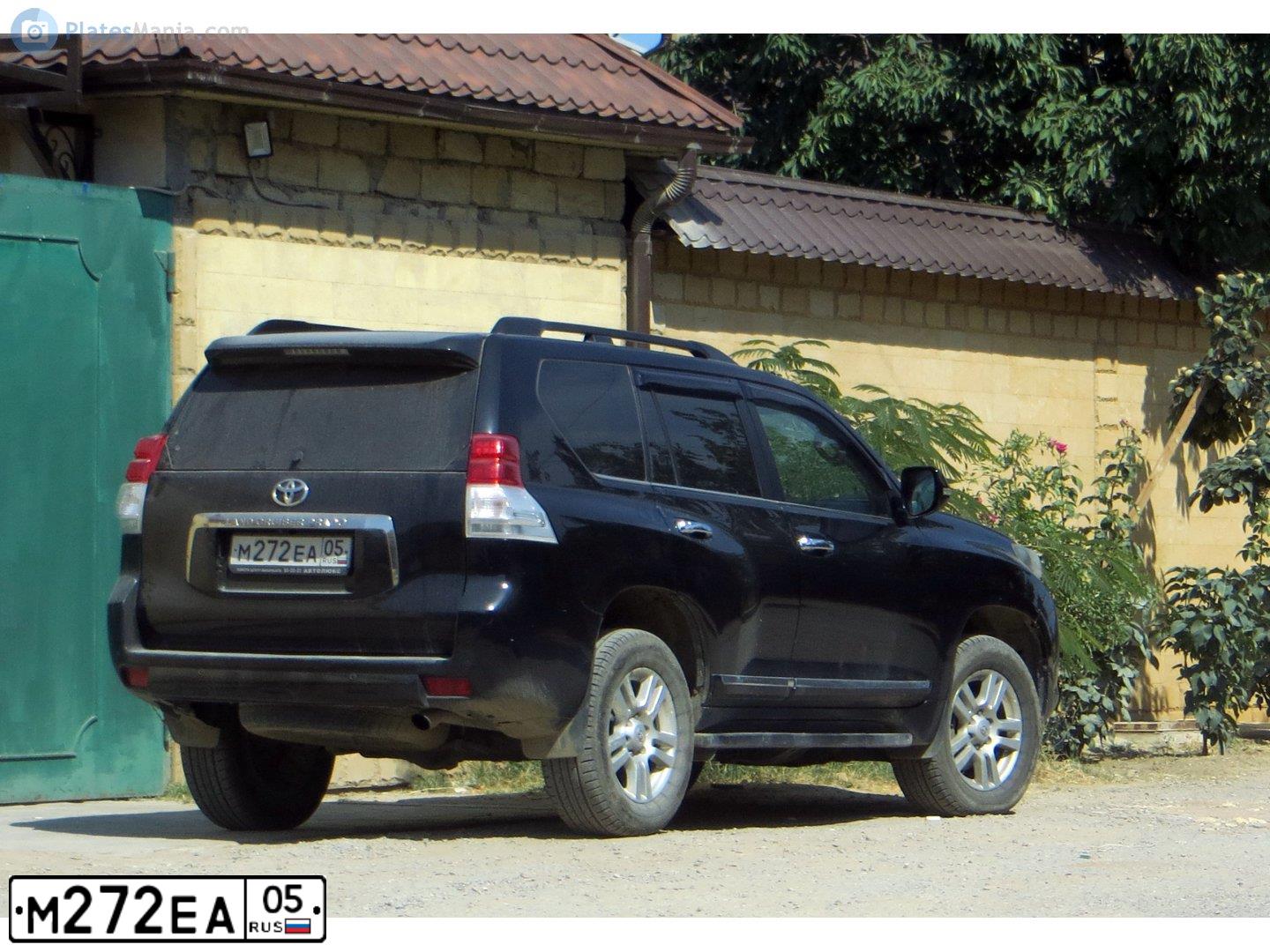 Фото автомобиля TOYOTA LANDCRUISER, 2010 — госномер М272ЕА05. Цвет: ЧЕРНЫЙ