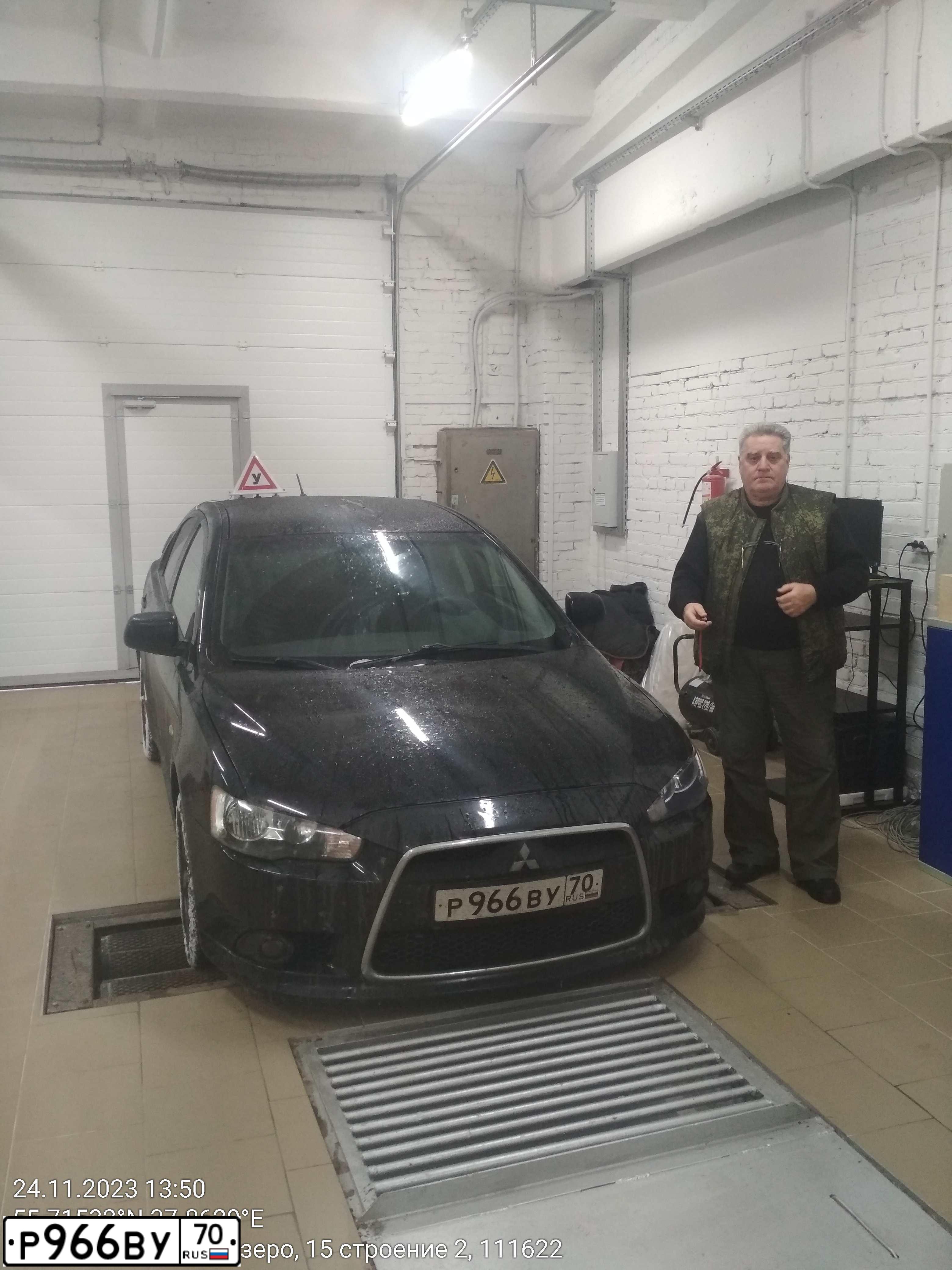 Фото автомобиля MITSUBISHI LANCER, 2010 — госномер Р966ВУ70. Цвет: ЧЕРНЫЙ