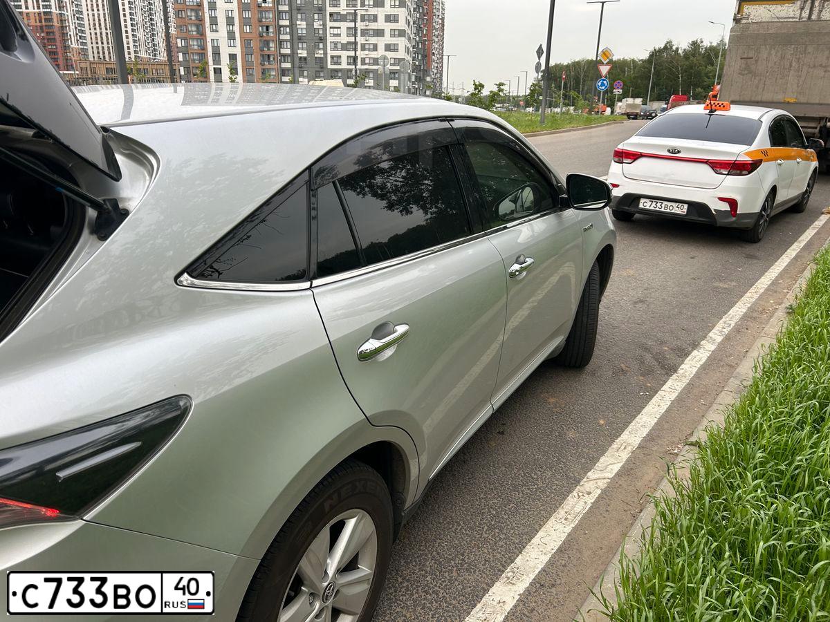 Фото автомобиля KIA RIO, 2017 — госномер С733ВО40. Цвет: БЕЛЫЙ-ЖЕЛТЫЙ-СЕРЫЙ