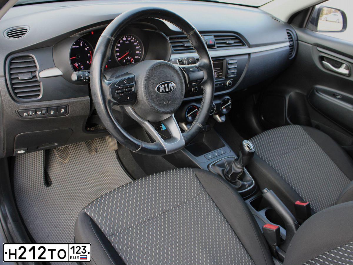 Фото автомобиля KIA RIO, 2017 — госномер Х401АС181. Цвет: Серый
