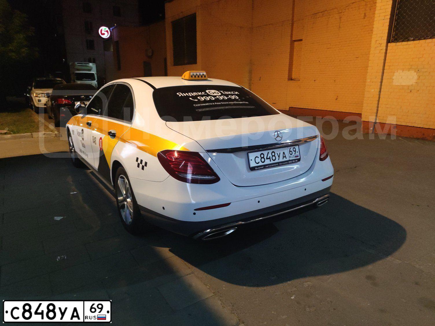 Фото автомобиля MERCEDES E-KLASSE, 2016 — госномер О129АУ799. Цвет: БЕЛЫЙ-ЖЕЛТЫЙ-СЕРЫЙ