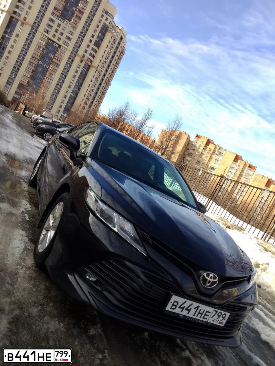 Фото автомобиля TOYOTA CAMRY, 2019 — госномер В441НЕ799. Цвет: БЕЛЫЙ ЖЕЛТЫЙ СЕРЫЙ