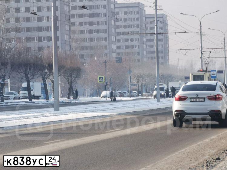 Фото автомобиля JEEP GRAND CHEROKEE, 2013 — госномер К273СА124. Цвет: Серый