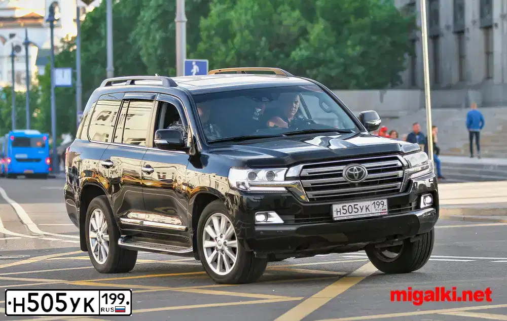 Фото автомобиля TOYOTA LANDCRUISER 200, 2017 — госномер О441ЕМ977. Цвет: ЧЕРНЫЙ