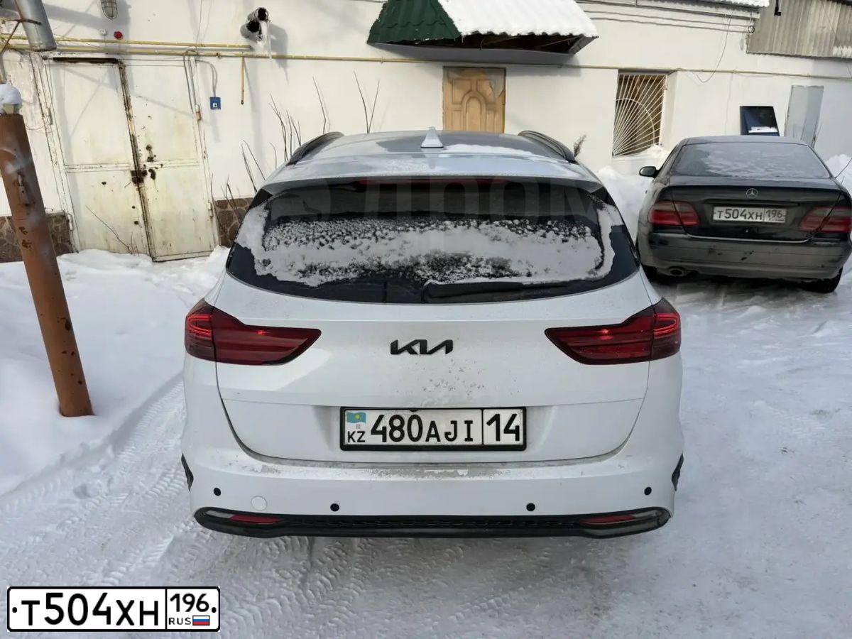 Фото автомобиля MERCEDES CLK-KLASSE, 2000 — госномер Т504ХН196. Цвет: ЧЕРНЫЙ