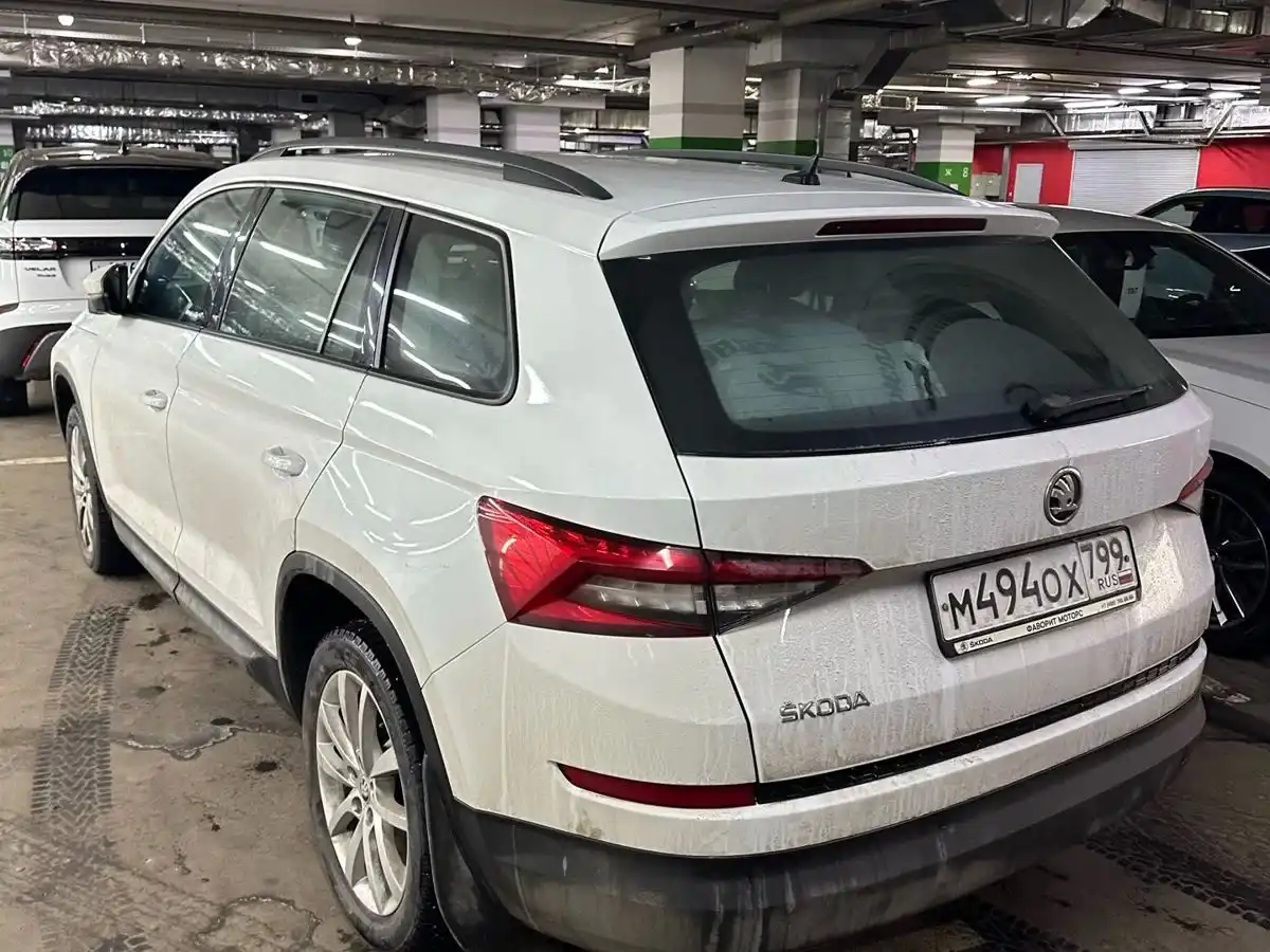 Фото автомобиля SKODA KODIAQ, 2019 — госномер М494ОХ799. Цвет: Белый