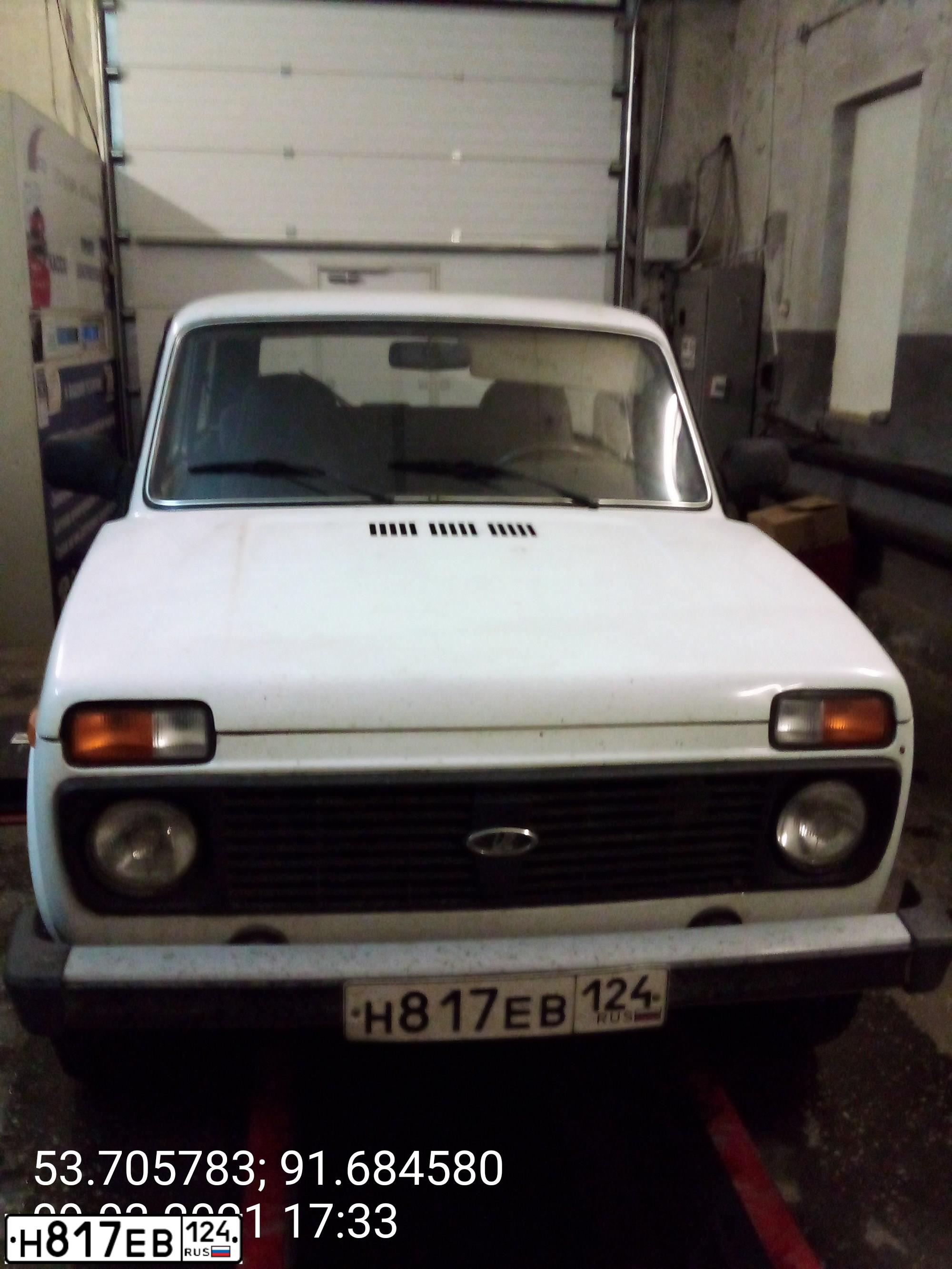 Фото автомобиля LADA 2121 NIVA, 2011 — госномер Н817ЕВ124. Цвет: БЕЛЫЙ