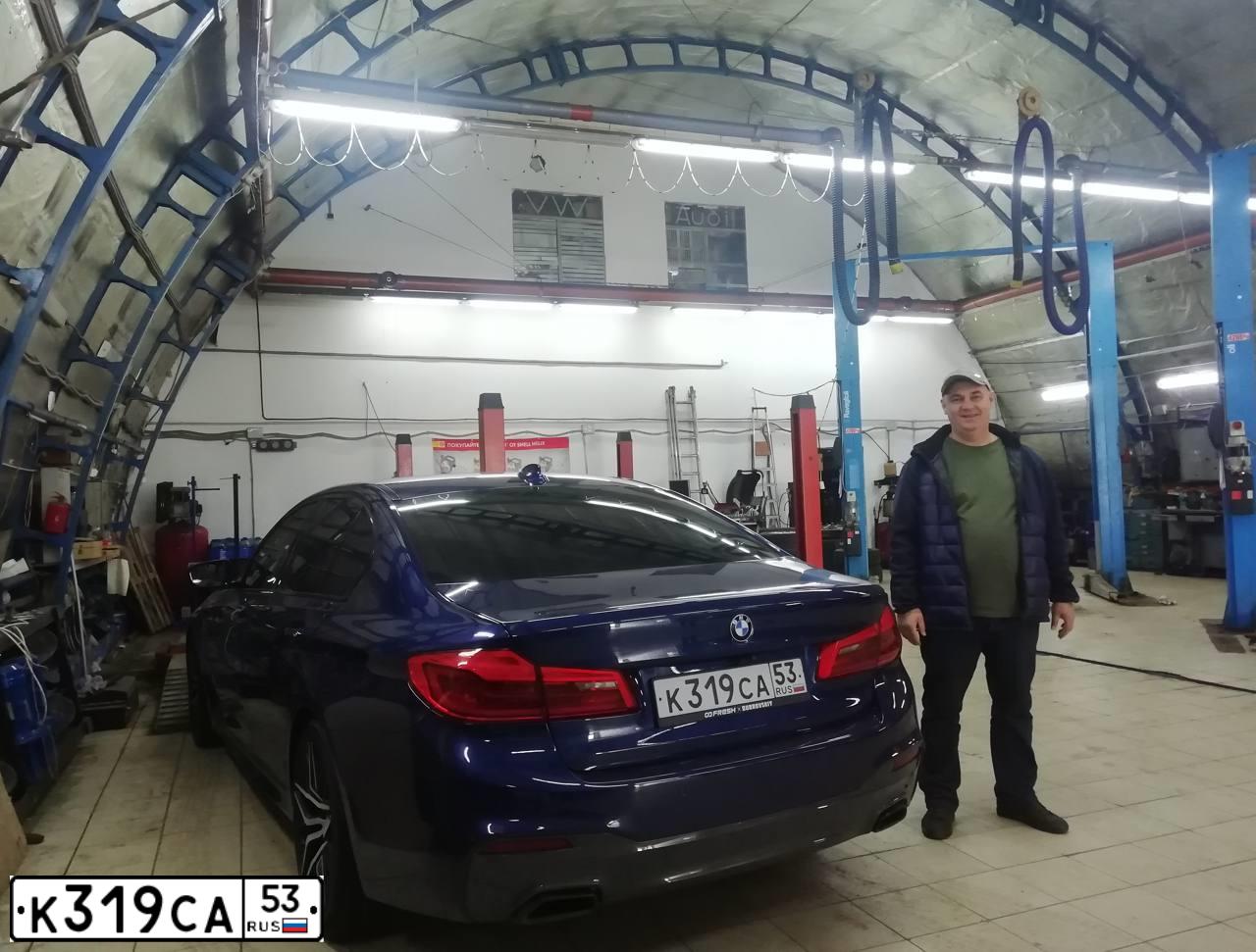Фото автомобиля BMW 530I, 2018 — госномер О586ЕС977. Цвет: синий