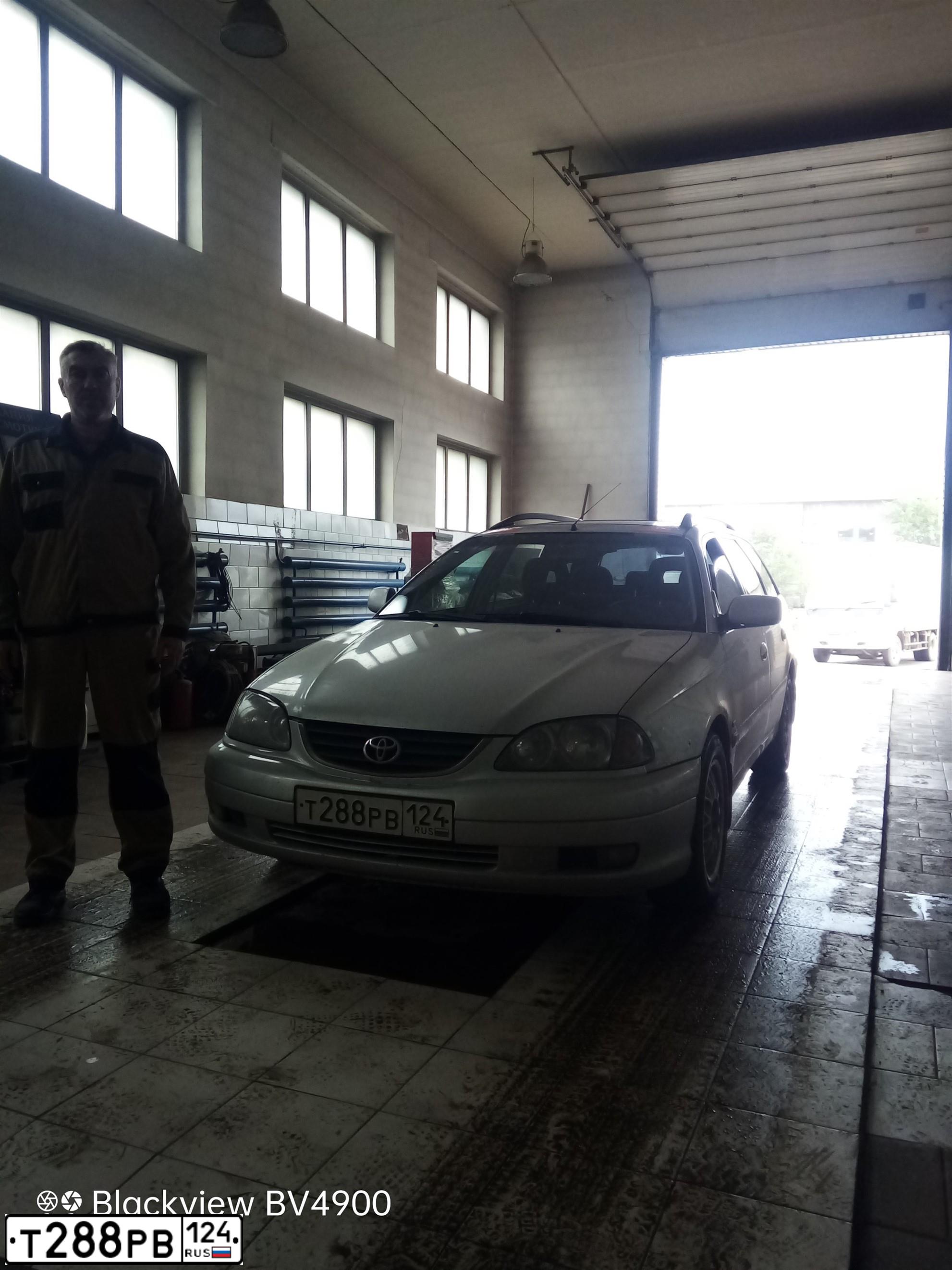 Фото автомобиля TOYOTA AVENSIS, 2001 — госномер А134ЕР51. Цвет: БЕЛЫЙ СЕРЕБРИСТЫЙ