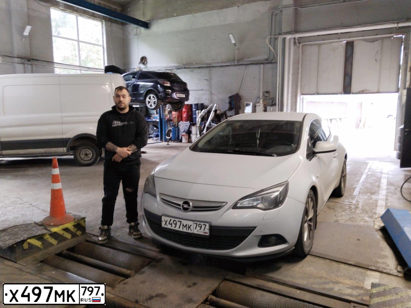 Фото автомобиля OPEL ASTRA, 2012 — госномер Х497МК797. Цвет: Белый
