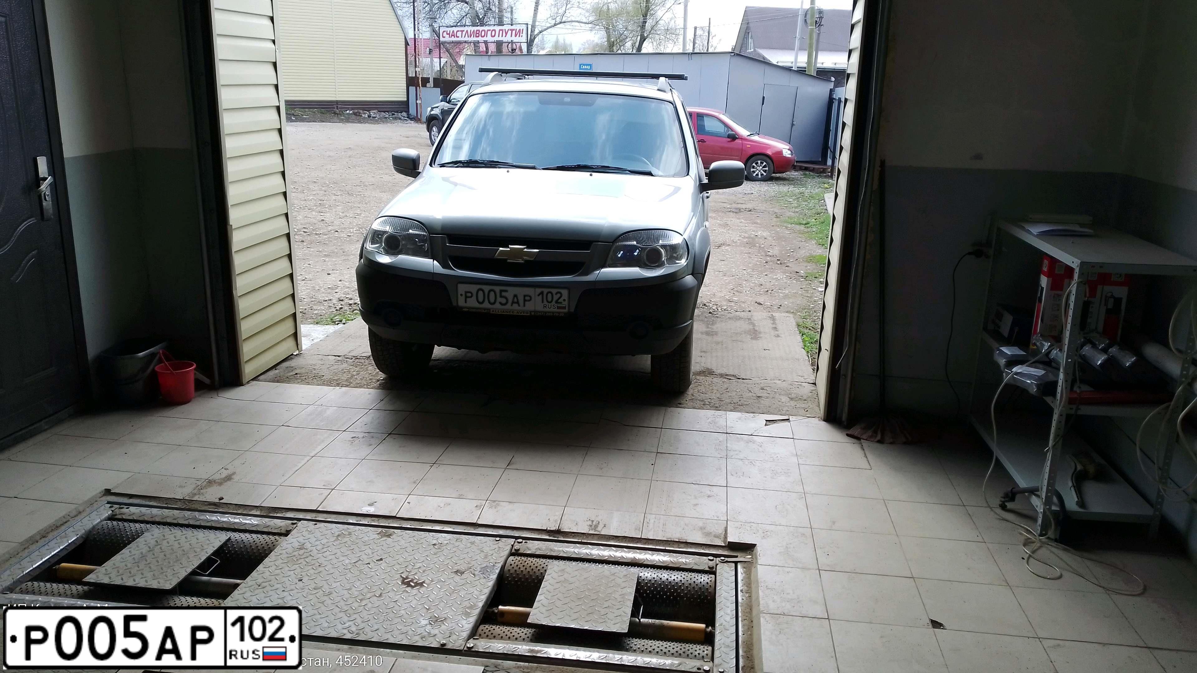 Фото автомобиля CHEVROLET NIVA, 2013 — госномер Р005АР102. Цвет: Темно-серый металлик