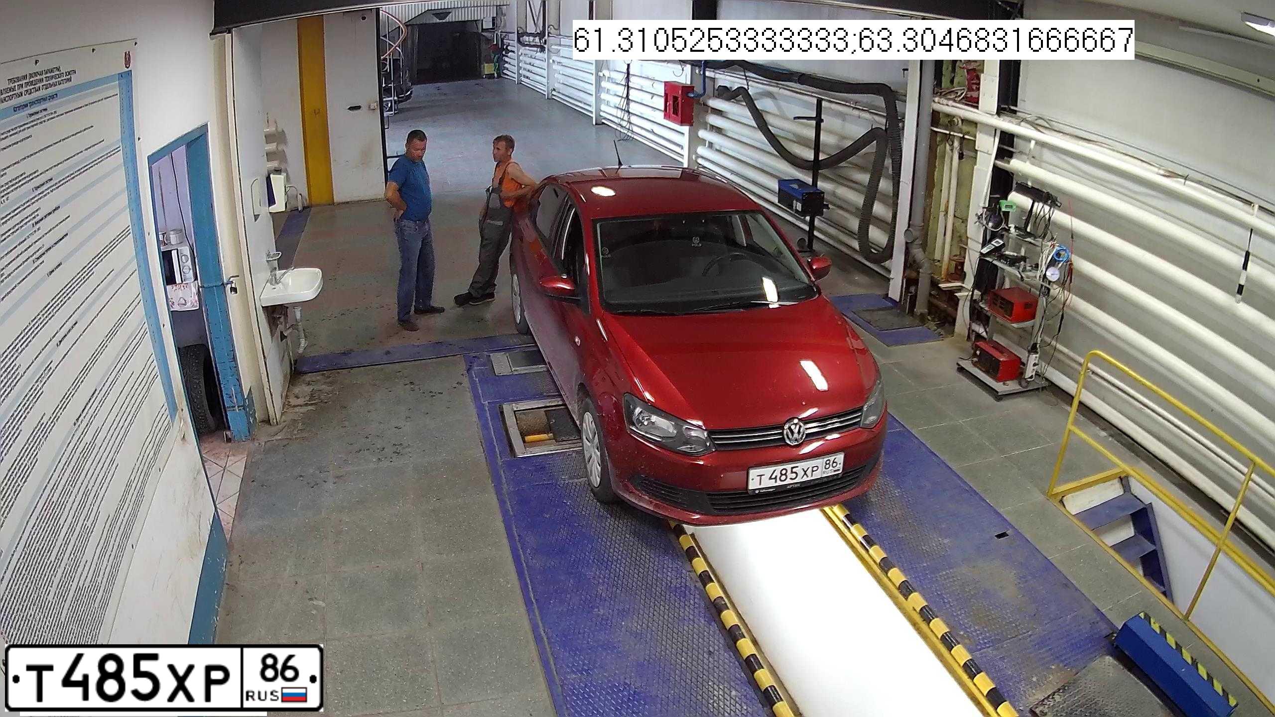 Фото автомобиля VOLKSWAGEN POLO, 2013 — госномер Е137ТС124. Цвет: ВИШНЕВО-КРАСНЫЙ