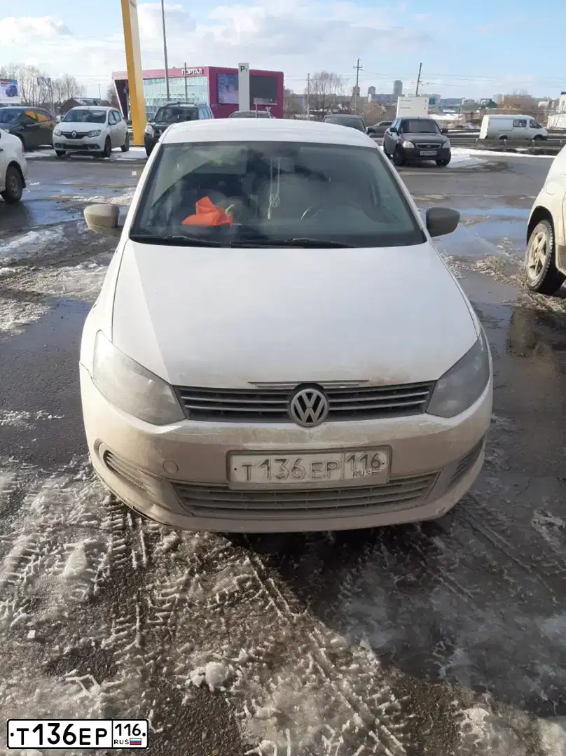 Фото автомобиля VOLKSWAGEN POLO, 2013 — госномер А364НА702. Цвет: Белый