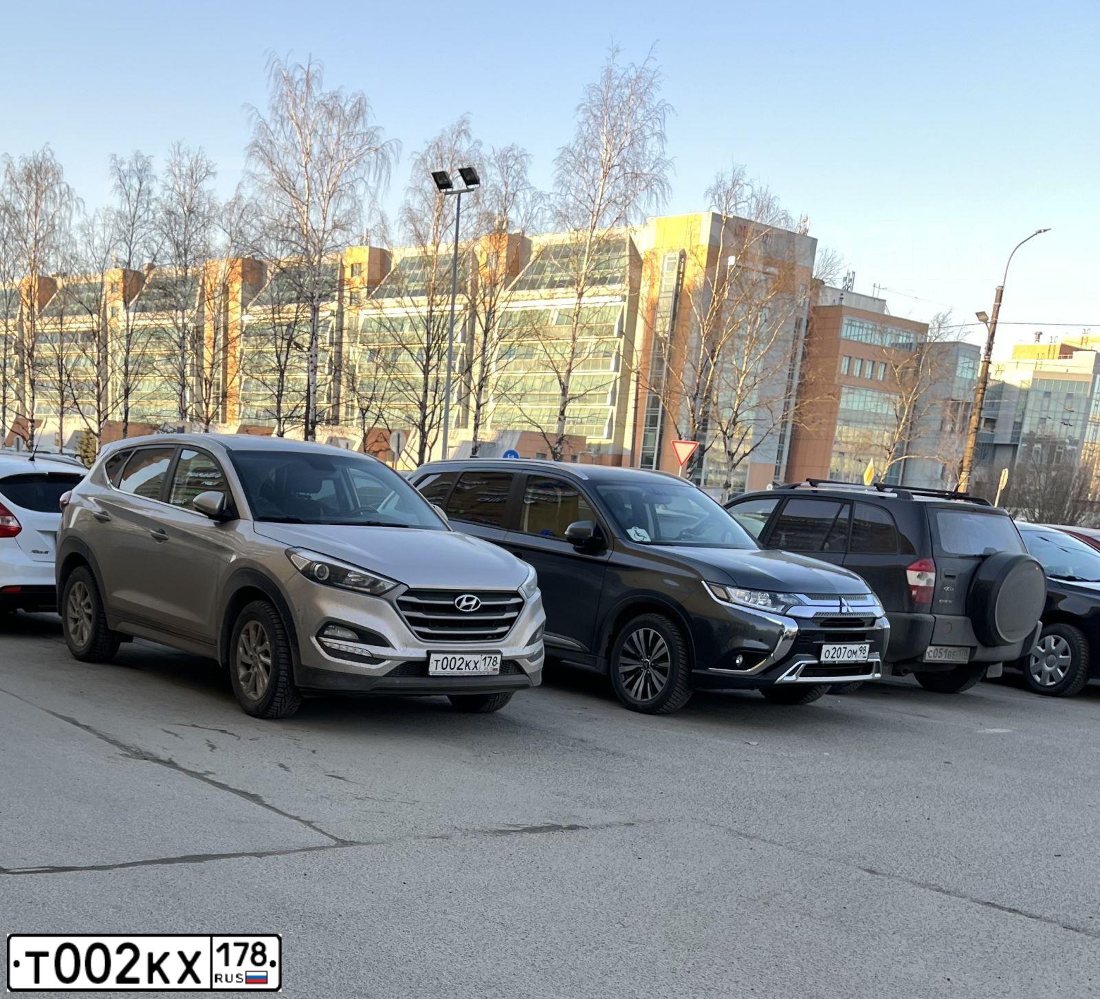 Фото автомобиля TOYOTA LANDCRUISER 200, 2015 — госномер Т002КХ178. Цвет: ЧЕРНЫЙ