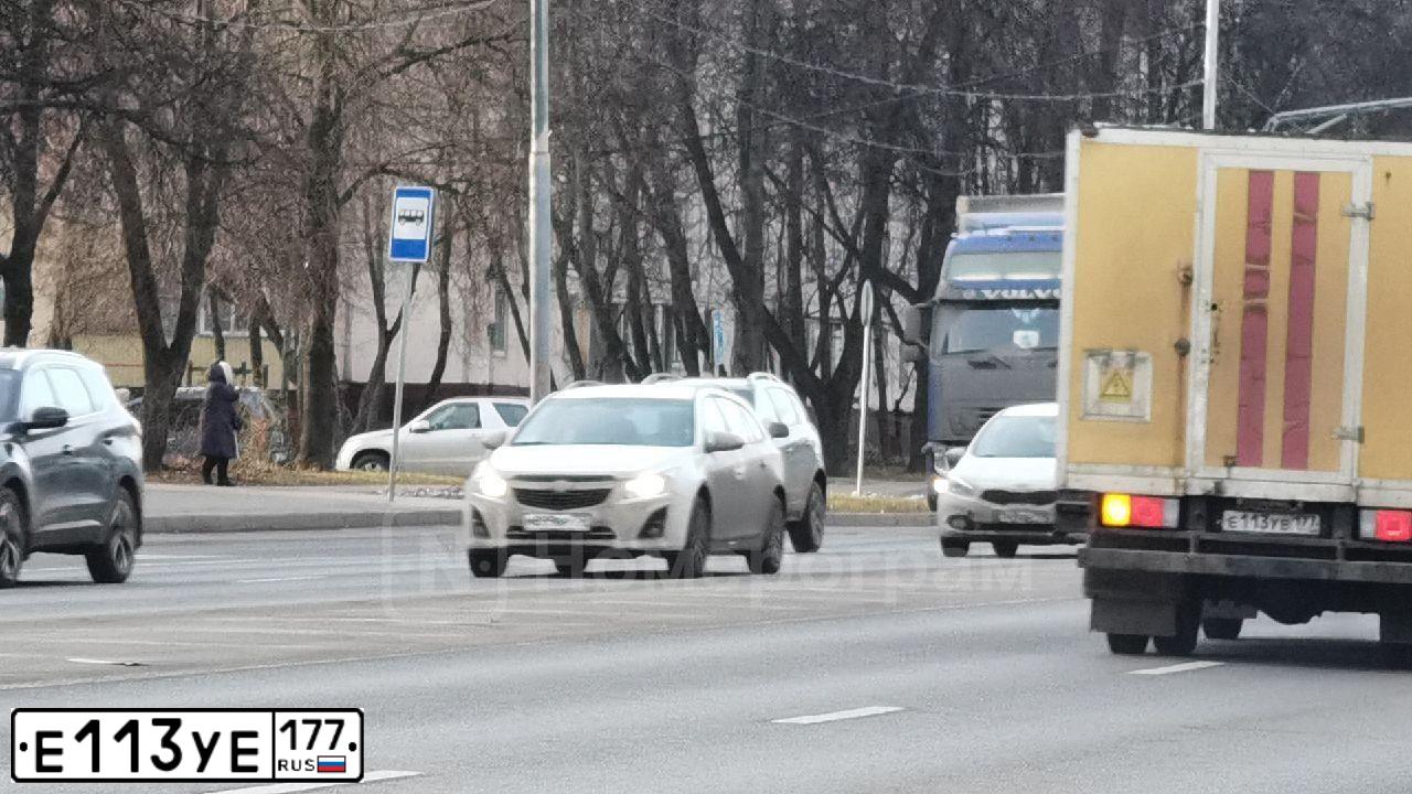 Фото автомобиля VOLKSWAGEN TOUAREG, 2017 — госномер Е113УЕ777. Цвет: Темно-синий